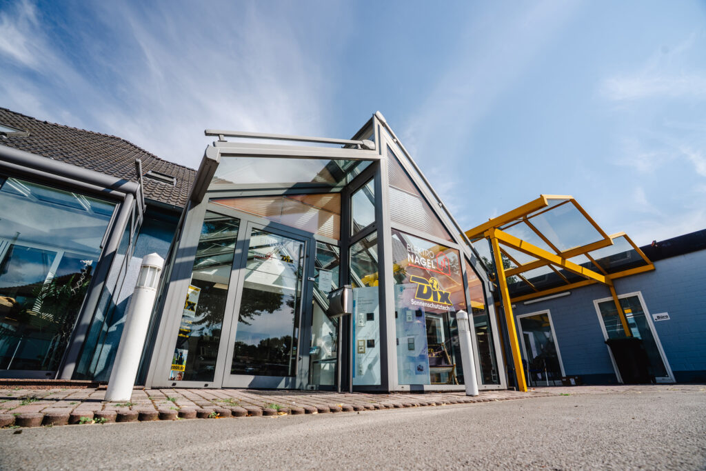 Ein Gebäude mit gelb lackiertem Vordach.